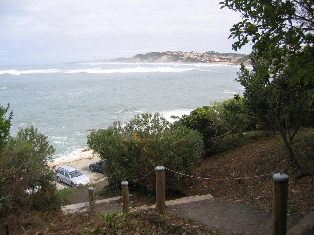 sentier-littoral-pays-basque-avec-vue-ocean