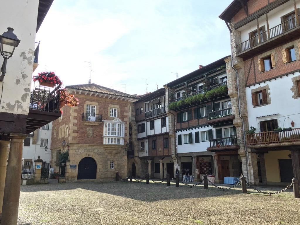 hondarribia-ville-frontaliere-pays-basque-mur-facade-place