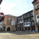 hondarribia-ville-frontaliere-pays-basque-mur-facade-place