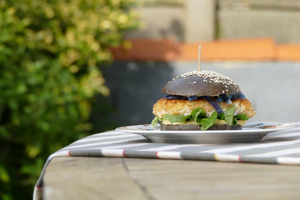 Burger-pain-seige-noir-poissson-mayonaise-chou-pays-basque